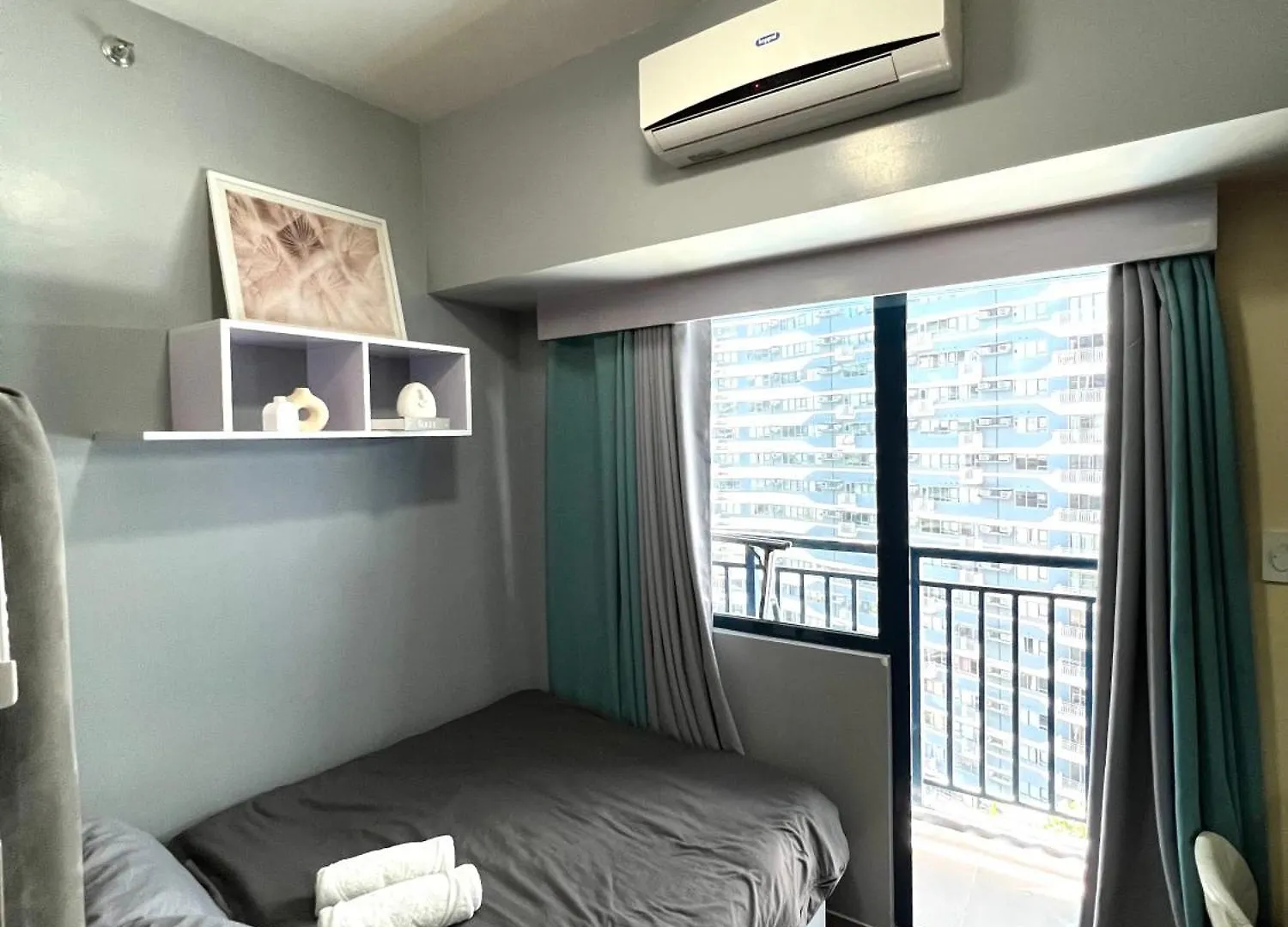 Apartment In Air Residences, Makati With Wifi, Netflix, Pool, Mall And More Manila