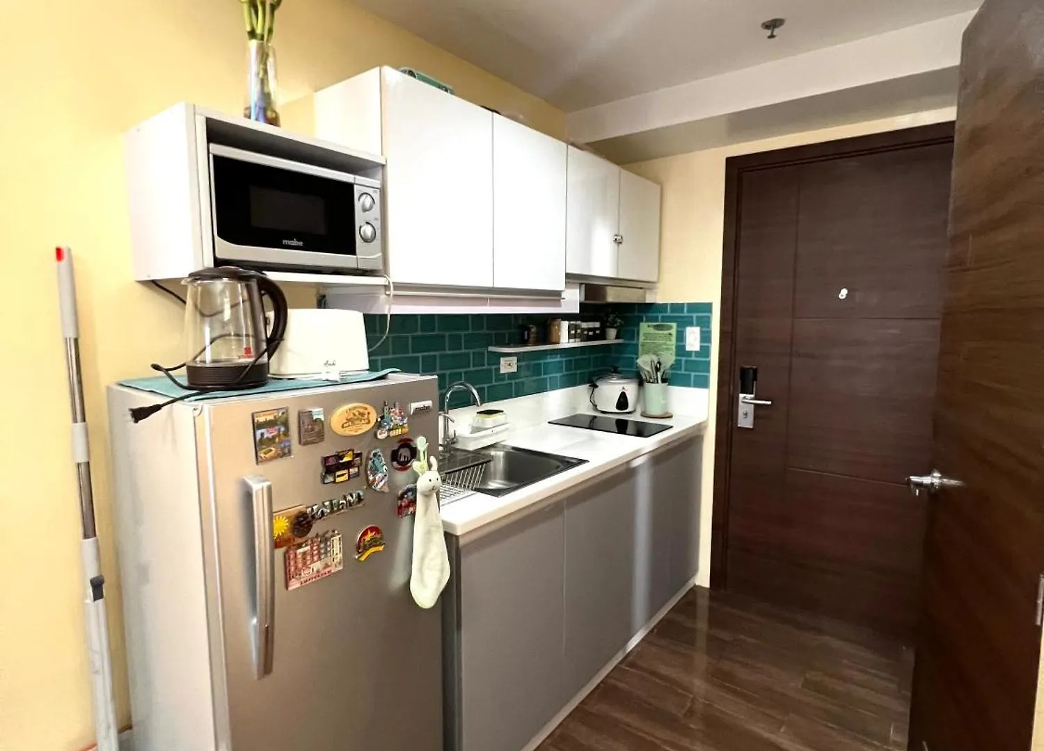 Apartment In Air Residences, Makati With Wifi, Netflix, Pool, Mall And More Manila