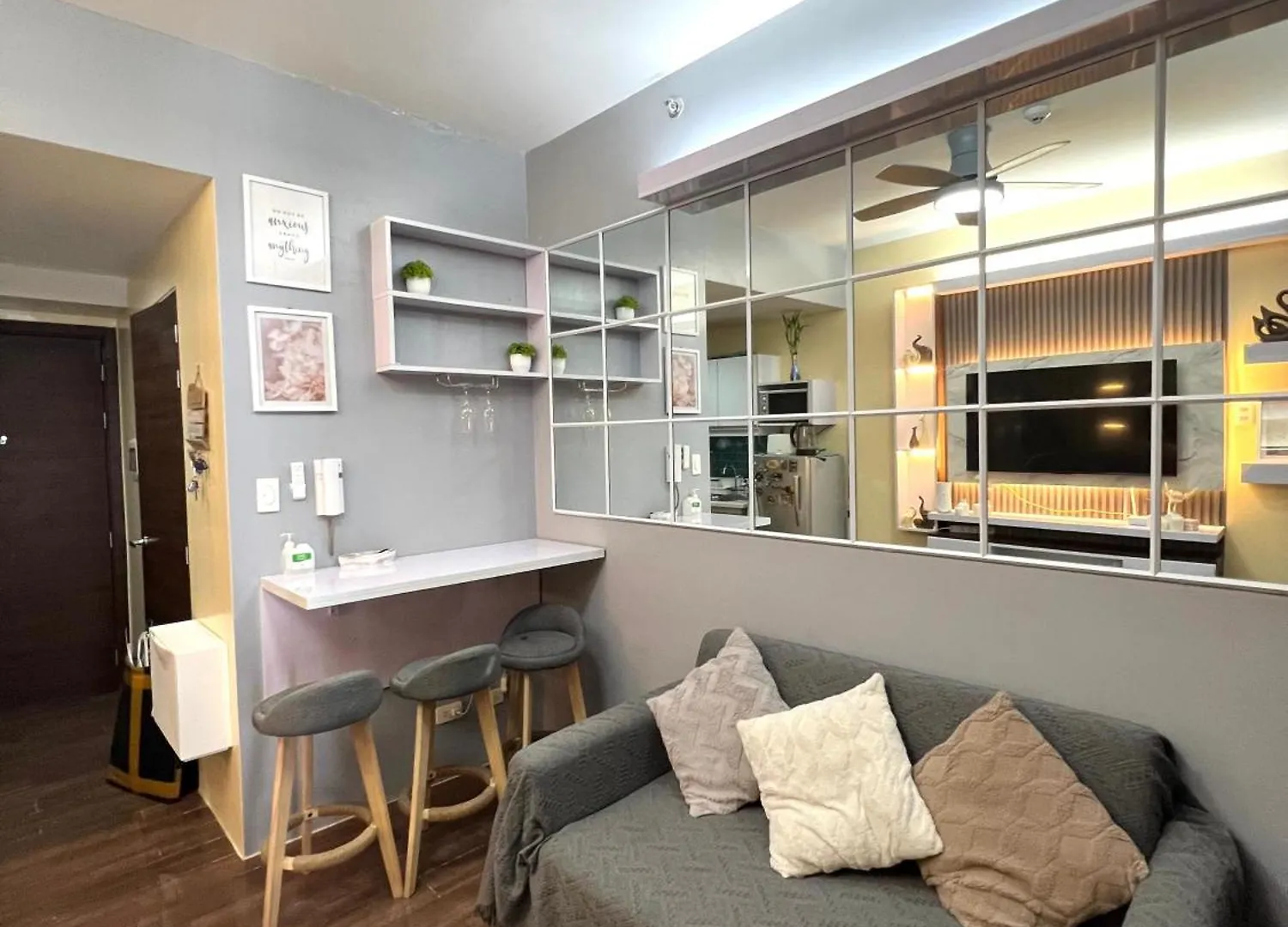 Apartment In Air Residences, Makati With Wifi, Netflix, Pool, Mall And More Manila